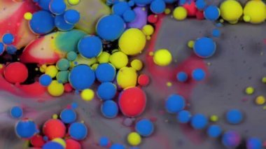Boya yağ yüzeyi inanılmaz çok renkli baloncuklar. Yağda boya.