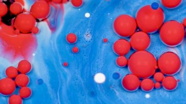 Şaşırtıcı kırmızı ve mavi balonlar petrol yüzeyindeki boya. Yağda boya.