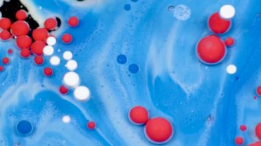 Şaşırtıcı kırmızı ve mavi balonlar petrol yüzeyindeki boya. Yağda boya.