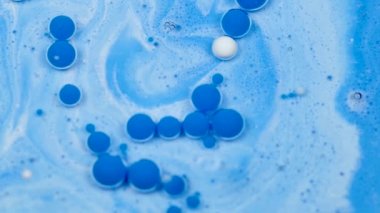 Şaşırtıcı beyaz ve mavi balonlar petrol yüzeyindeki boya. Yağda boya.