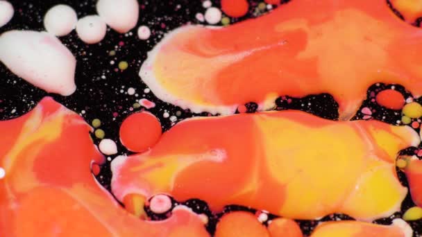 Incredibili bolle multicolori di vernice sulla superficie dell'olio. Pittura ad olio . — Video Stock