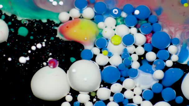 Incroyables bulles multicolores de peinture sur la surface de l'huile. Peinture à l'huile . — Video