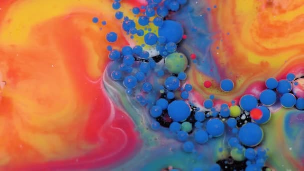 Increíbles burbujas multicolores de pintura en la superficie del aceite. Pintura en aceite . — Vídeo de stock