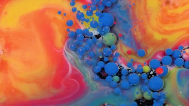 Incroyables bulles multicolores de peinture sur la surface de l'huile. Peinture à l'huile . — Video