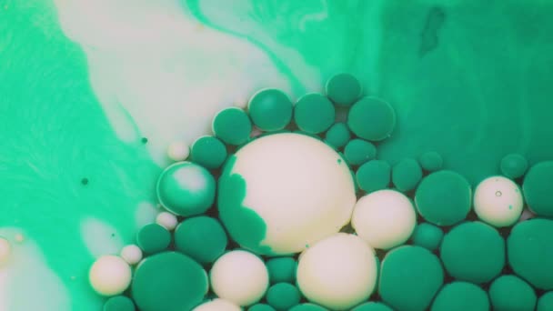 Erstaunliche grüne und weiße Farbblasen auf der Öloberfläche. Farbe in Öl. — Stockvideo