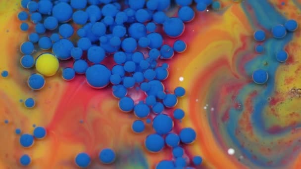 Дивовижні різнокольорові бульбашки фарби на поверхні олії. Фарба в олії . — стокове відео