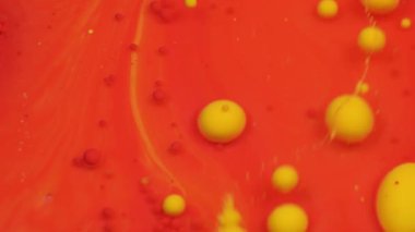 Şaşırtıcı kırmızı ve sarı köpük boya yağ yüzeyi. Yağda boya.