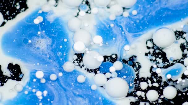 Amazing white and blue bubbles of paint on the oil surface. Paint in oil. — Stock Video