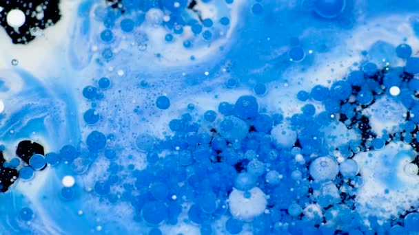 Amazing white and blue bubbles of paint on the oil surface. Paint in oil. — Stock Video