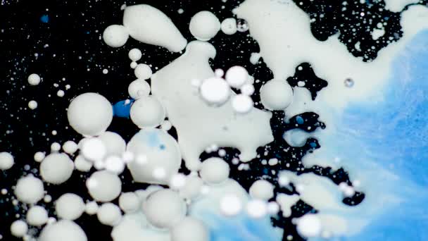 Increíbles burbujas blancas y azules de pintura en la superficie del aceite. Pintura en aceite . — Vídeos de Stock