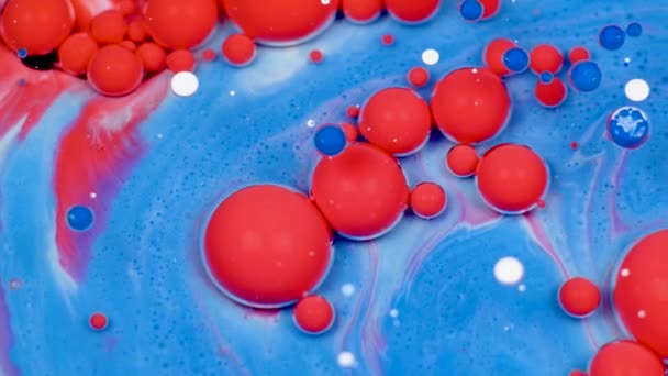 Incroyables bulles rouges et bleues de peinture sur la surface de l'huile. Peinture à l'huile . — Video