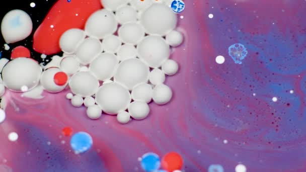 Increíbles burbujas blancas de pintura en la superficie de aceite púrpura. Pintura en aceite . — Vídeo de stock