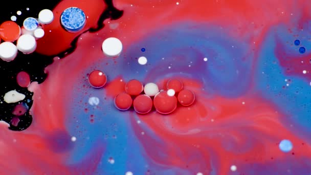 Csodálatos vörös és kék buborékok a festék, olaj felszínén. Festék, olaj.