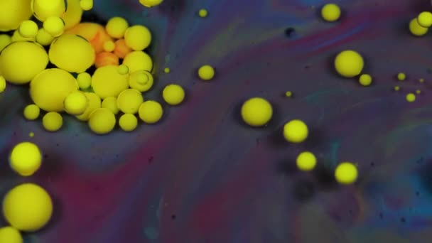 Incríveis bolhas amarelas de tinta na superfície multicolorida de óleo. Tinta em óleo . — Vídeo de Stock