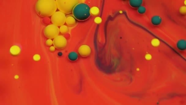 Superbes bulles jaunes et vertes de peinture sur la surface colorée à l'huile. Peinture à l'huile . — Video