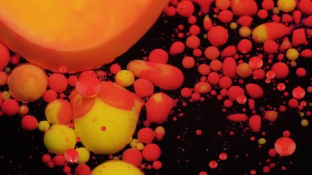 Incroyables bulles rouges et jaunes de peinture sur la surface de l'huile. Peinture à l'huile . — Video