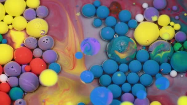 Abstrakte bunte Blasen malen. Zeitlupe. Ansicht von oben — Stockvideo