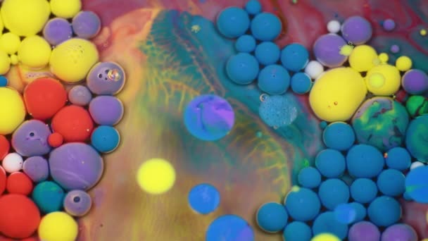 Абстрактная разноцветная краска пузырьков. Медленное движение. Вид сверху — стоковое видео