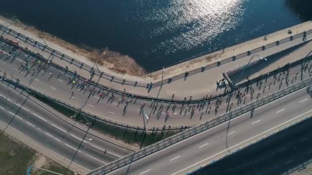 Maratonlöpning på turn till bryggan. — Stockvideo