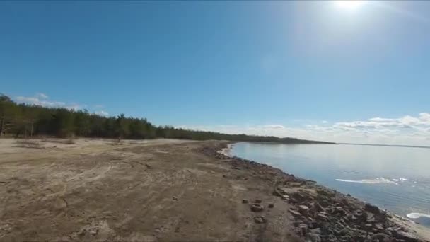 Drone Racing View. Vuela sobre la costa. Tiro dinámico — Vídeos de Stock