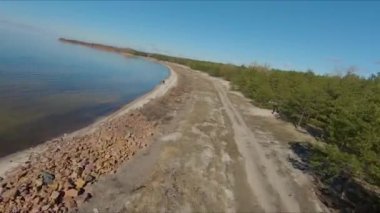 Drone Yarış Görünümü. Sahil şeridiüzerinden uç. Dinamik Çekim