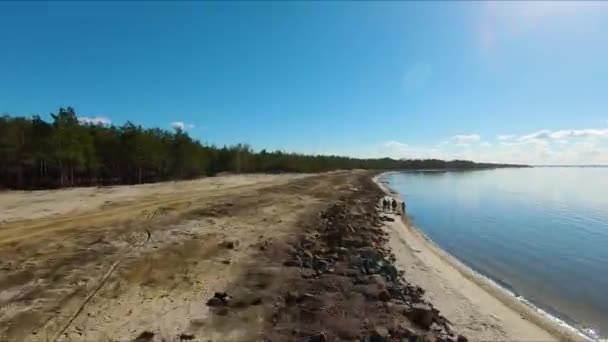 Drone Yarış Görünümü. Sahil şeridiüzerinden uç. Dinamik Çekim — Stok video
