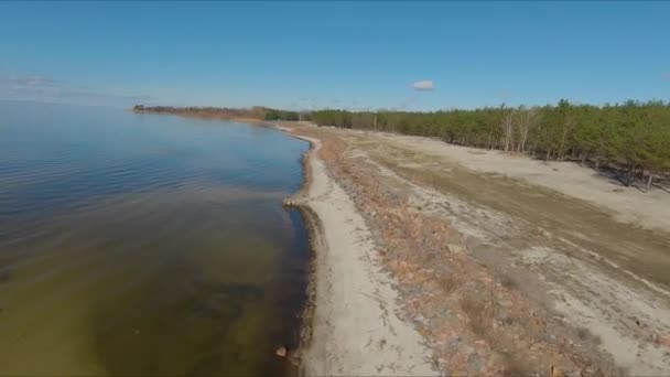 Drone Racing View. Vola sulla linea costiera. Colpo dinamico — Video Stock