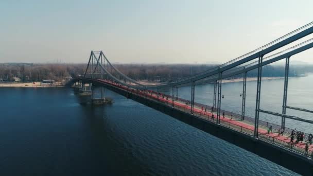 Marathonlauf auf der Fußgängerbrücke. Kugelstoßer — Stockvideo