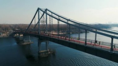 Maraton yaya köprüsünde koşuyor. Dolly atış