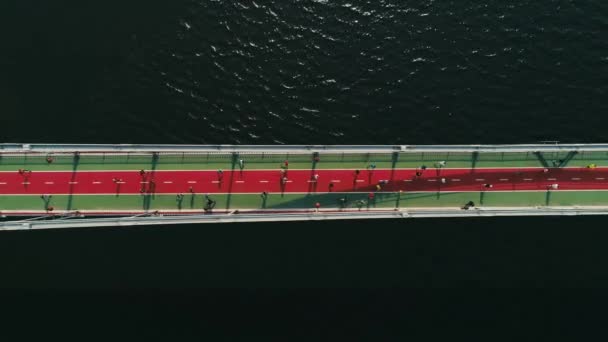 Maratona che corre sul ponte pedonale. Foto vista dall'alto — Video Stock