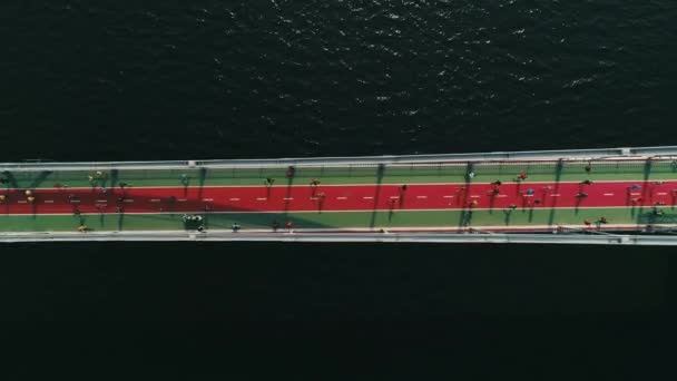 Μαραθώνιος τρέχει στην γέφυρα. Shot κορυφαι προβολής — Αρχείο Βίντεο