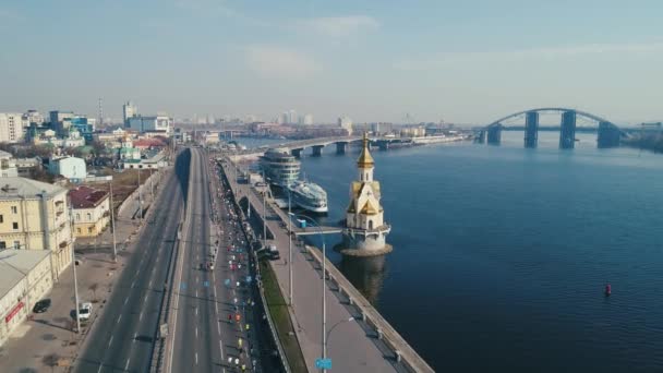 Marathonlauf am Morgen entlang der Strandpromenade. — Stockvideo