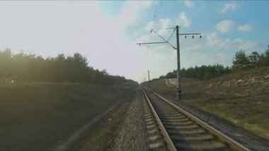 Drone yarış manzarası. Gün batımında ormanda demiryollarıüzerinde uçun. Dinamik çekim