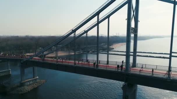 Марафон бежит по пешеходному мосту. Панорама — стоковое видео