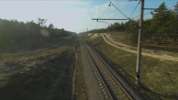 Drone Racing View. Vlieg over de spoorwegen in bos bij zonsondergang. Dynamic shot — Stockvideo