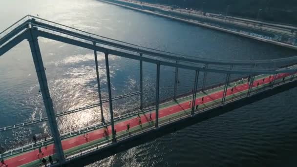 Marathon lopen op de voetgangersbrug. — Stockvideo