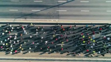 Maraton yolda koşuyor. En iyi görüntü çekimi