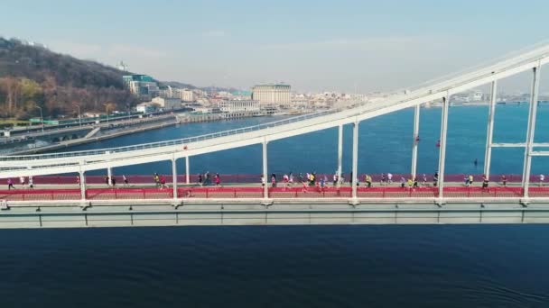 Marathon lopen op de voetgangersbrug. Dolly schot — Stockvideo