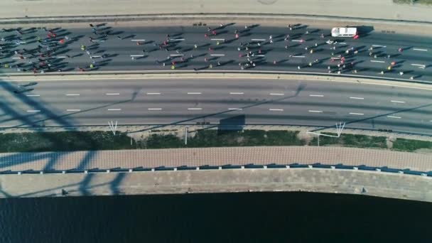 Marathon le long du front de mer le matin. Vue du dessus — Video