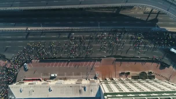 Marathon lopen op straat. Top View shot — Stockvideo