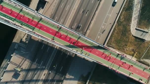 歩道橋と道路を走るマラソン。トップビュースピンショット — ストック動画