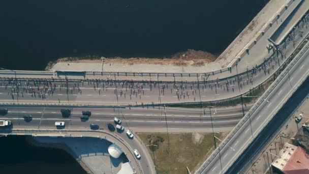 Marathon running on the bridge. Top view — Stock Video