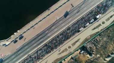 Maraton sabah sahil boyunca koşuyor. Üstte görüntü