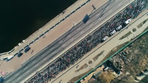 Maratonlöpning längs strandpromenaden på morgonen. Uppifrån och — Stockvideo