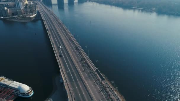 Marathon lopen op de brug. Wide shot — Stockvideo