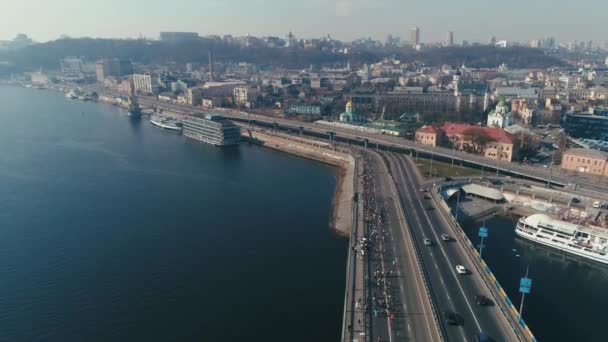 Marathon running on the bridge. City background. Wide shot — Stock Video