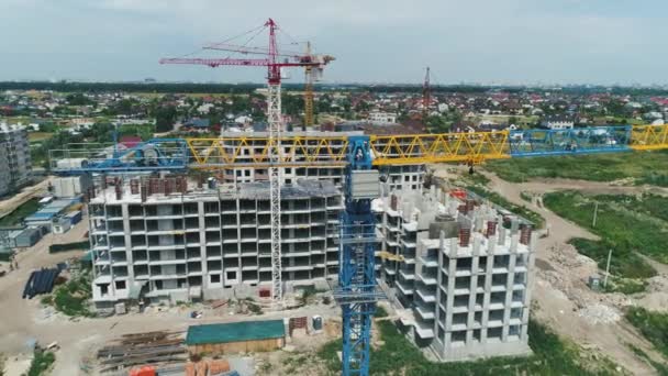 Vue aérienne grande grue de construction sur un fond de bâtiment, gros plan . — Video