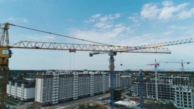 Bir bina arka plan üzerinde havadan görünümü büyük inşaat vinç, yakın.