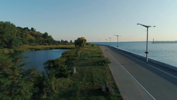 空中ショット。堤防に沿って公園の上を飛行 — ストック動画