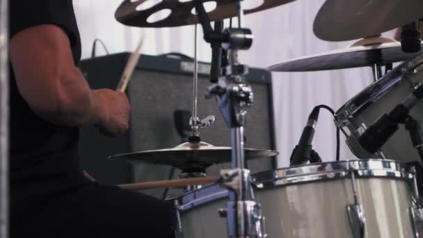 Músico tocando bateria no festival — Vídeo de Stock
